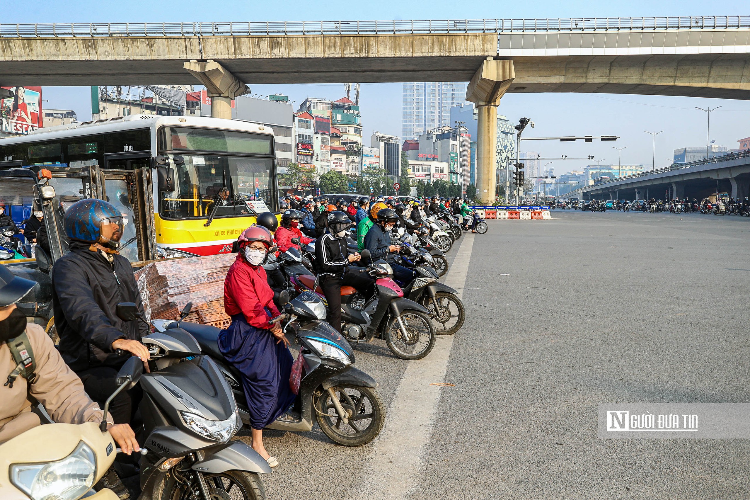 Hà Nội: Người dân dừng chờ đèn đỏ thẳng tắp trên tuyến phố lắp camera AI - Ảnh 9.