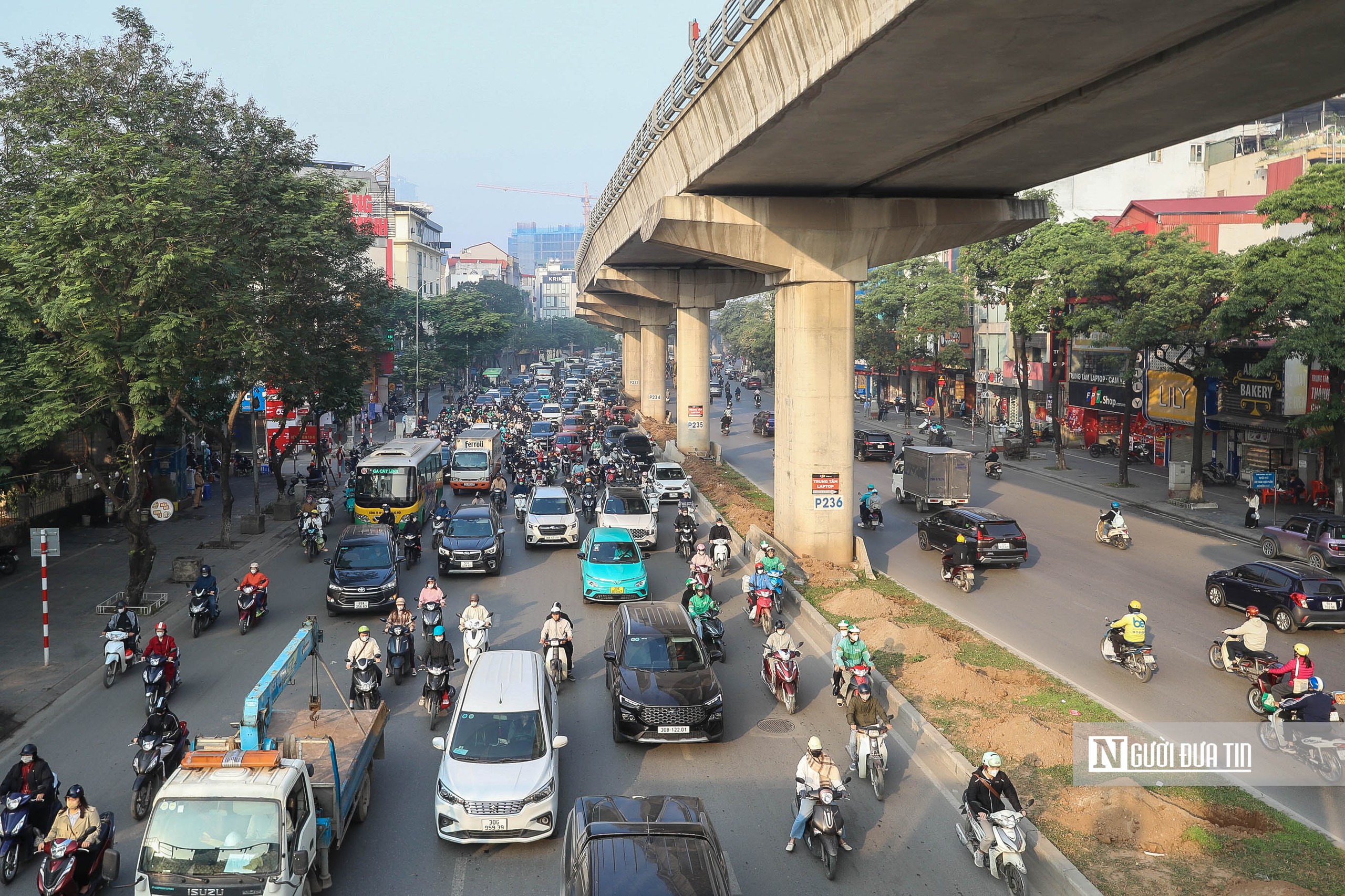 Hà Nội: Người dân dừng chờ đèn đỏ thẳng tắp trên tuyến phố lắp camera AI - Ảnh 4.