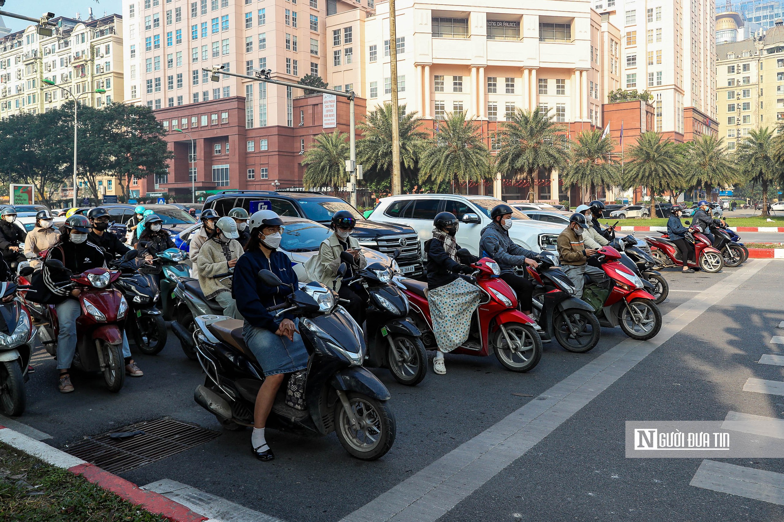 Hà Nội: Người dân dừng chờ đèn đỏ thẳng tắp trên tuyến phố lắp camera AI - Ảnh 8.