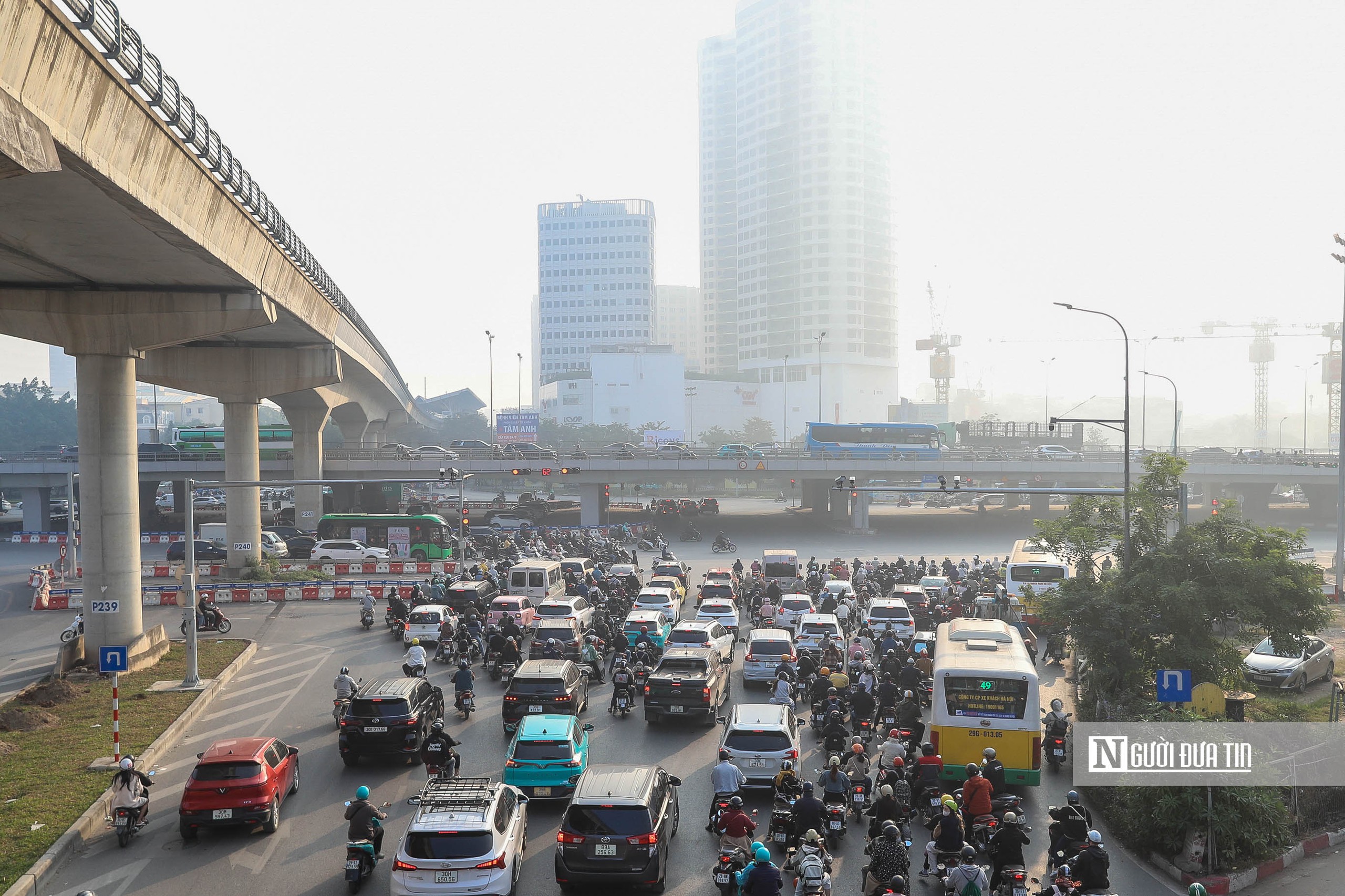 Hà Nội: Người dân dừng chờ đèn đỏ thẳng tắp trên tuyến phố lắp camera AI - Ảnh 3.