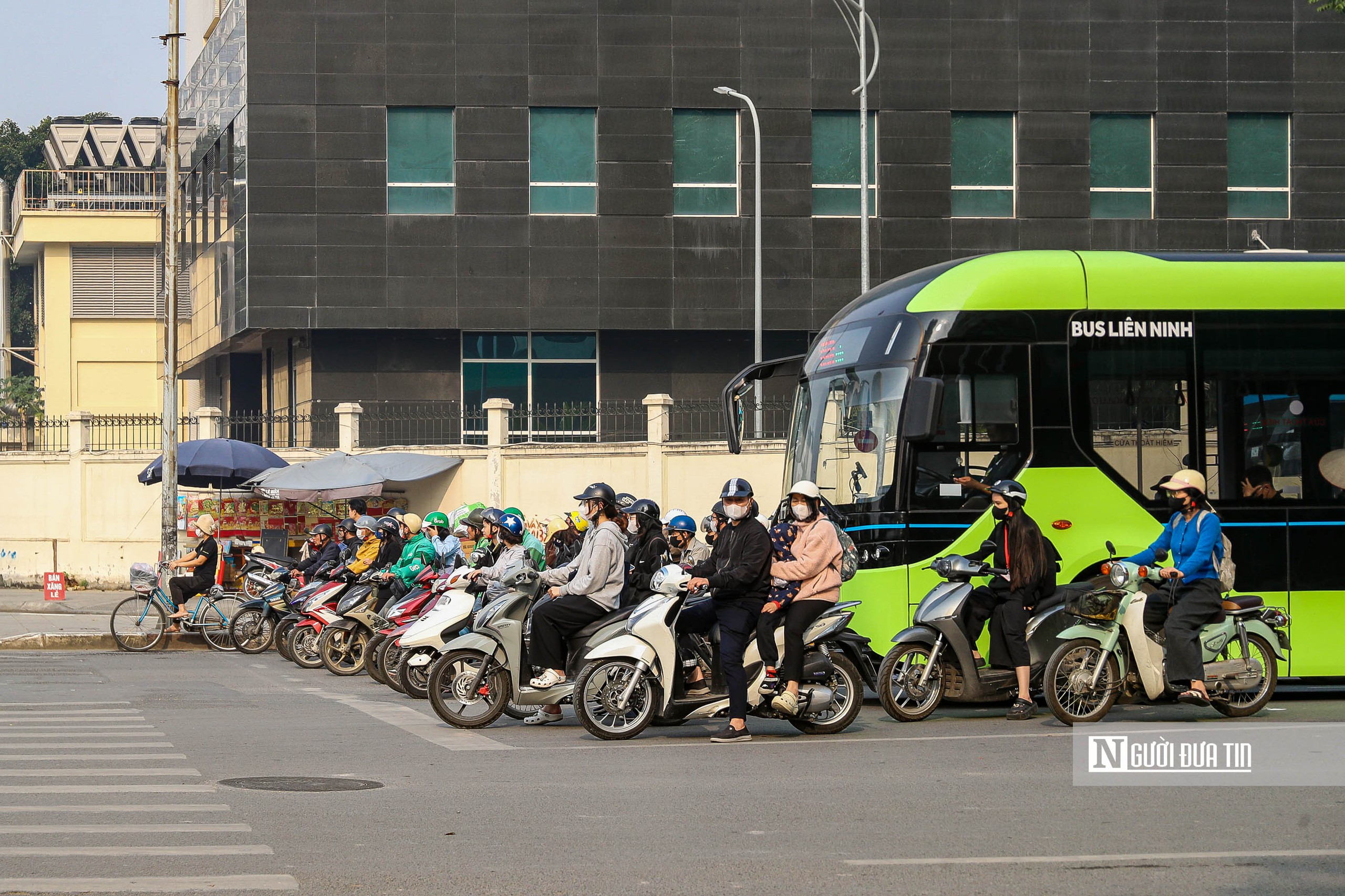 Hà Nội: Người dân dừng chờ đèn đỏ thẳng tắp trên tuyến phố lắp camera AI - Ảnh 10.