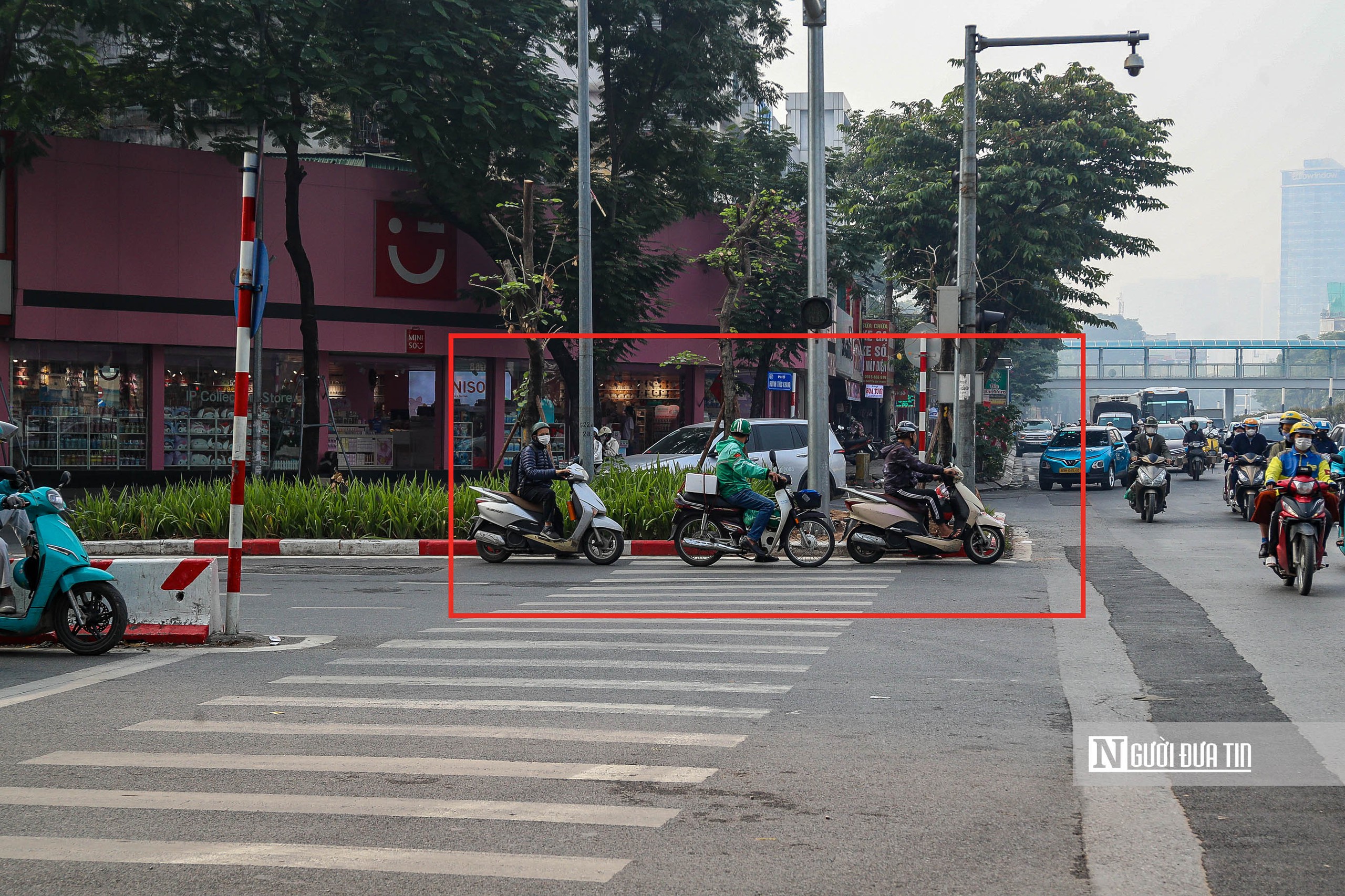 Hà Nội: Người dân dừng chờ đèn đỏ thẳng tắp trên tuyến phố lắp camera AI - Ảnh 13.