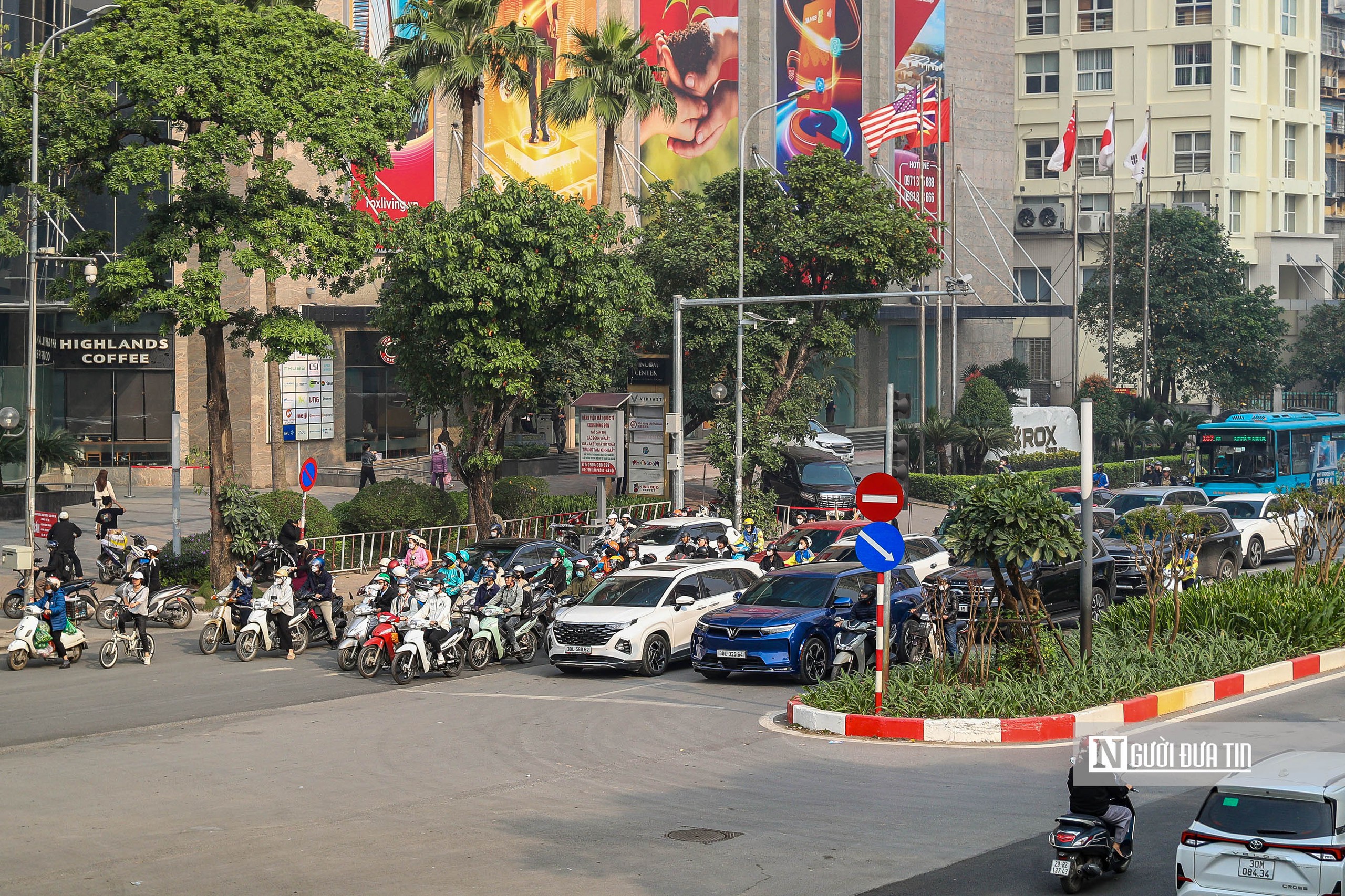 Hà Nội: Người dân dừng chờ đèn đỏ thẳng tắp trên tuyến phố lắp camera AI - Ảnh 11.