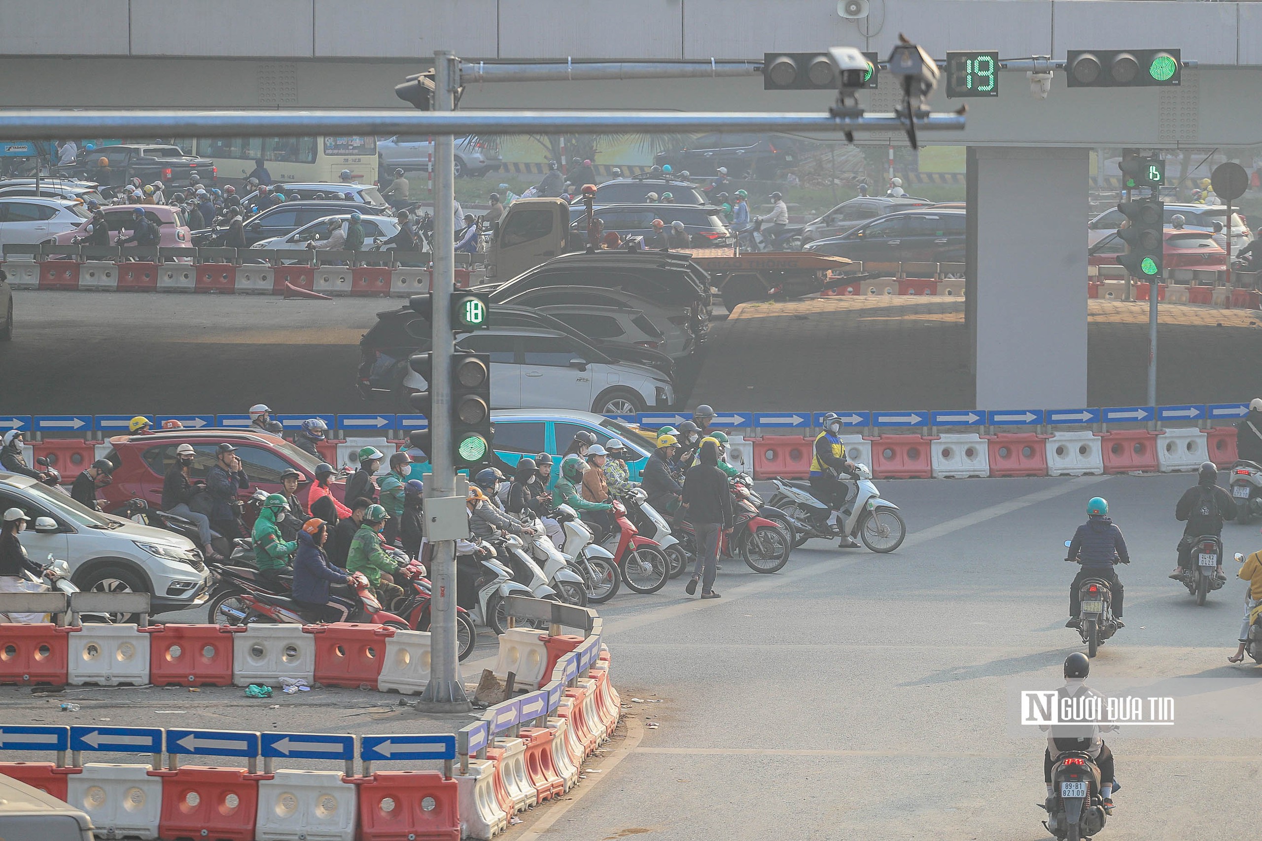 Hà Nội: Người dân dừng chờ đèn đỏ thẳng tắp trên tuyến phố lắp camera AI - Ảnh 7.