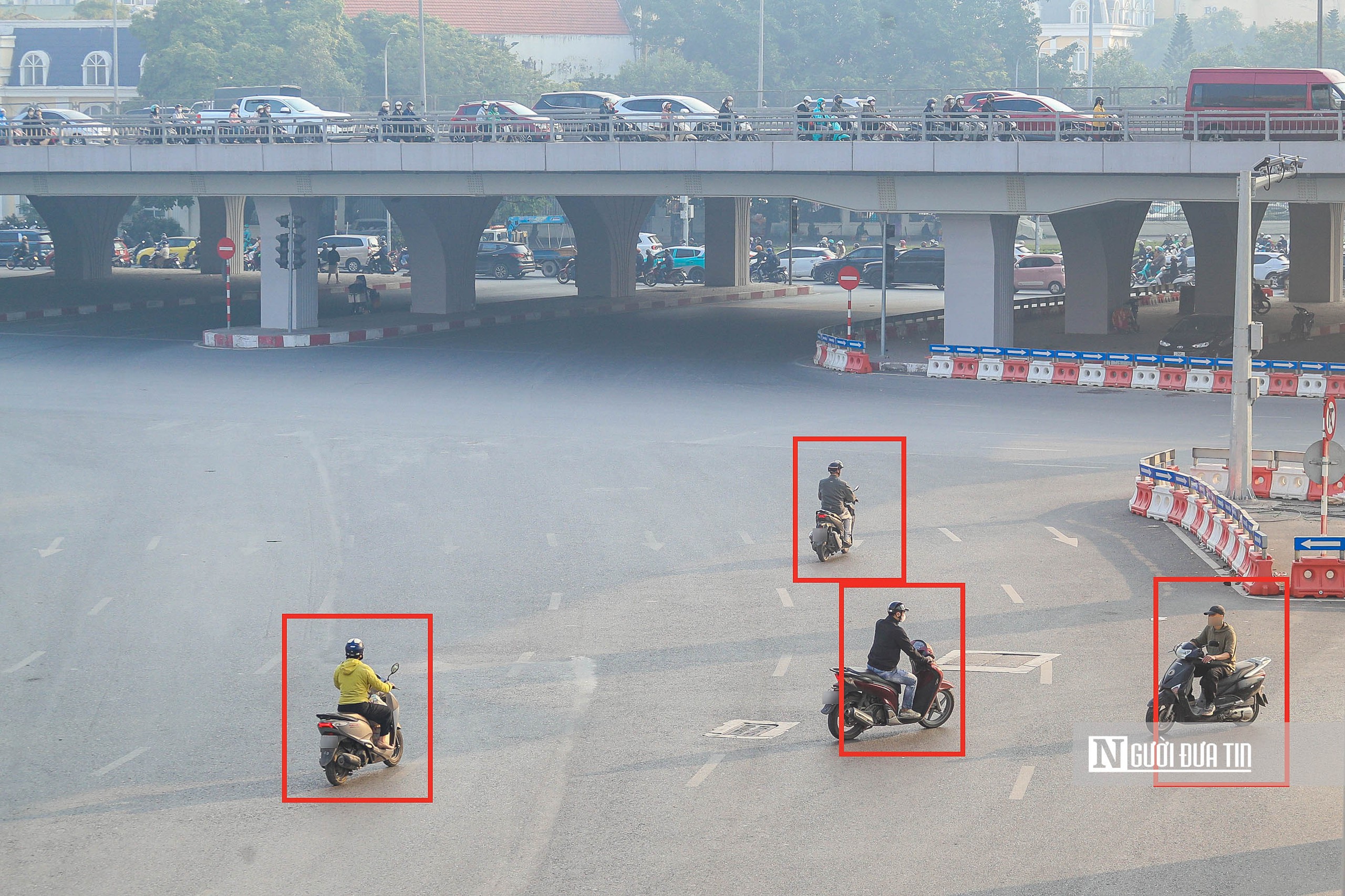 Hà Nội: Người dân dừng chờ đèn đỏ thẳng tắp trên tuyến phố lắp camera AI - Ảnh 12.