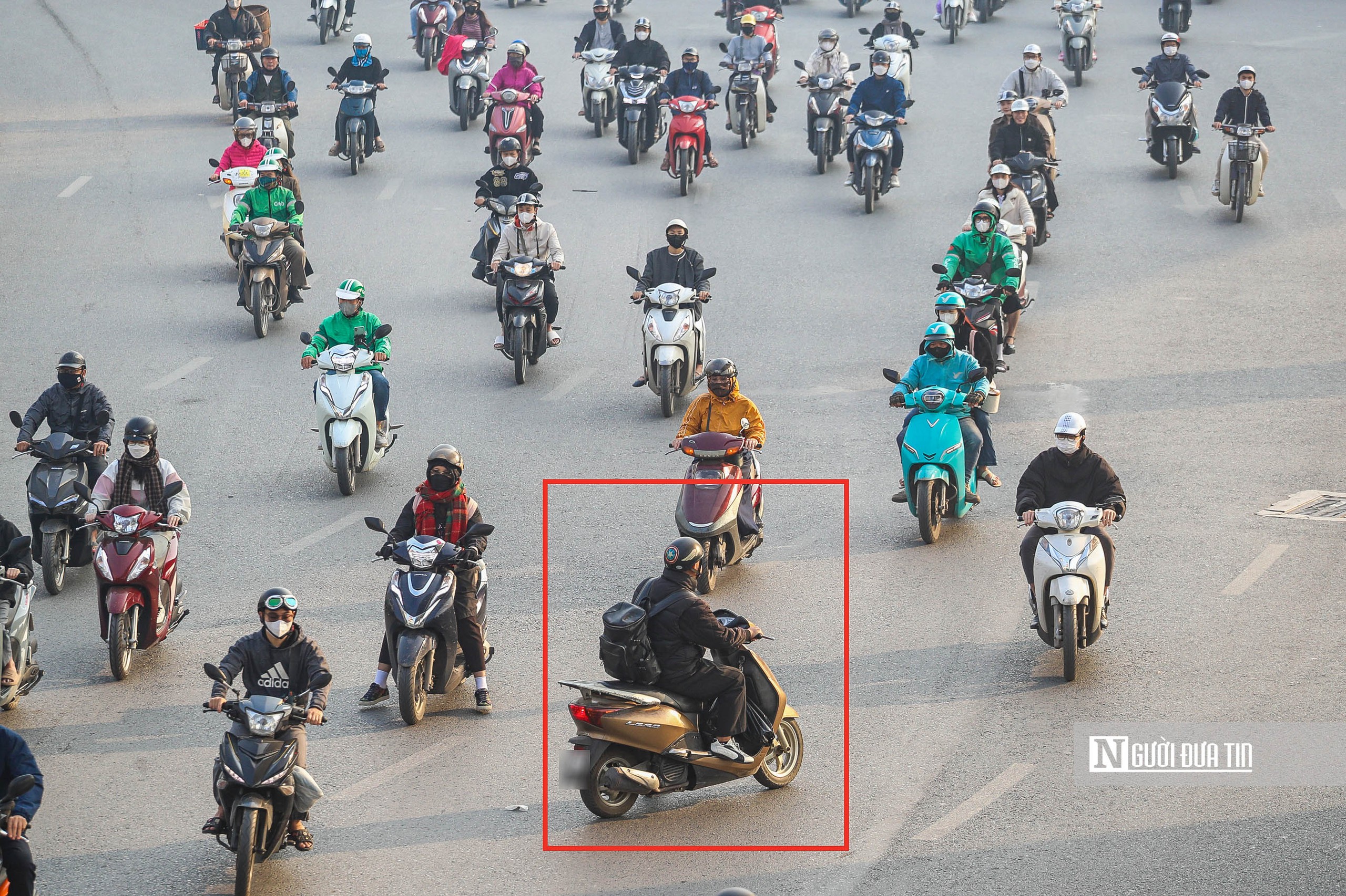 Hà Nội: Người dân dừng chờ đèn đỏ thẳng tắp trên tuyến phố lắp camera AI - Ảnh 5.