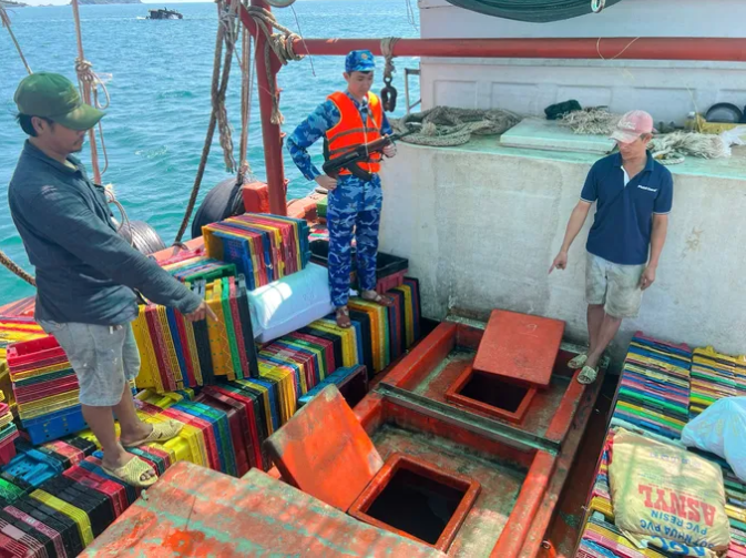 Phát hiện tàu cá vận chuyển khoảng 60.000 lít dầu DO trái phép - Ảnh 1.