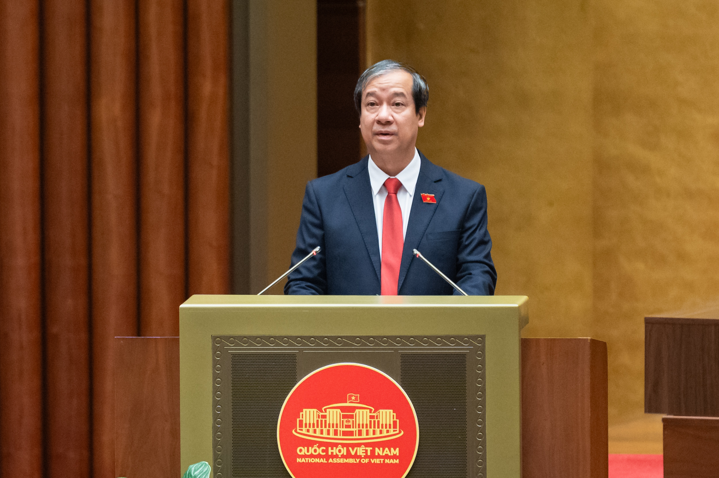 Thông qua 3 luật về giáo dục, từ 2026 sẽ có một bộ SGK sử dụng thống nhất toàn quốc - Ảnh 1.