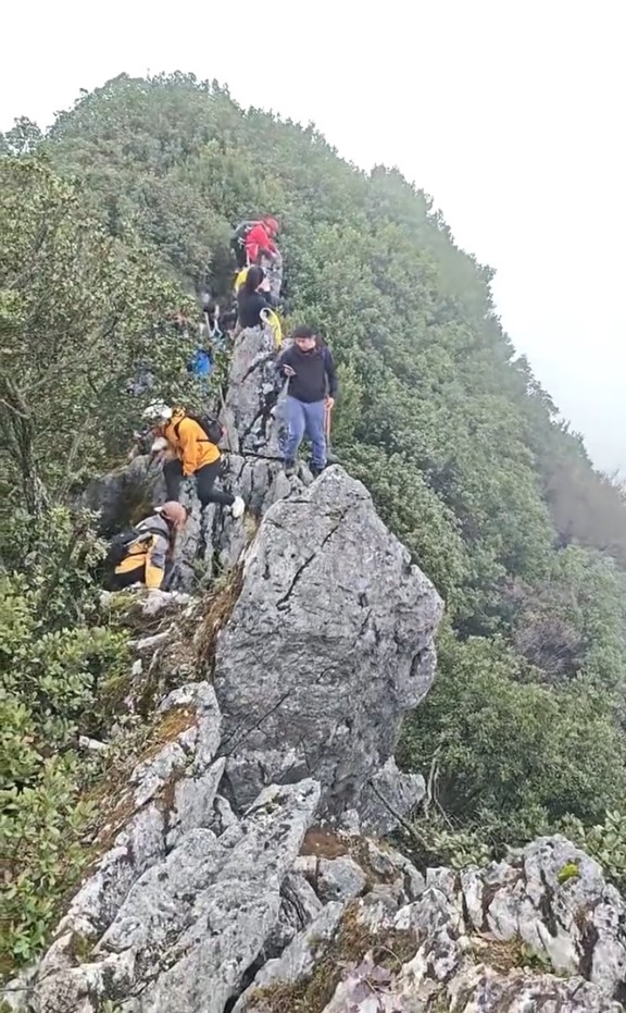 Người đàn ông leo núi ngã khỏi vách đá 40m khiến nhiều người hốt hoảng - Ảnh 3.