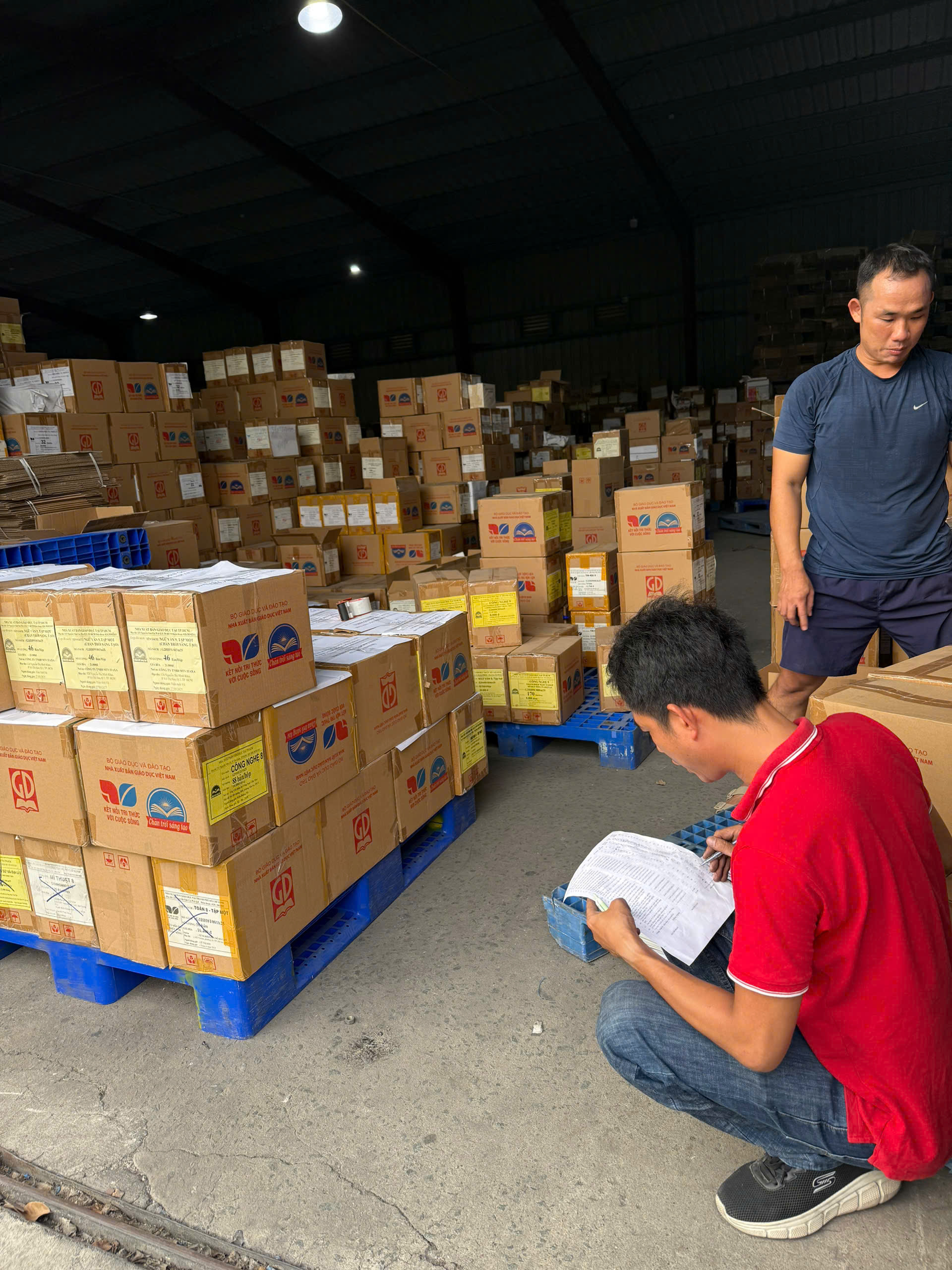 Trường được tặng sách - Ảnh 1.