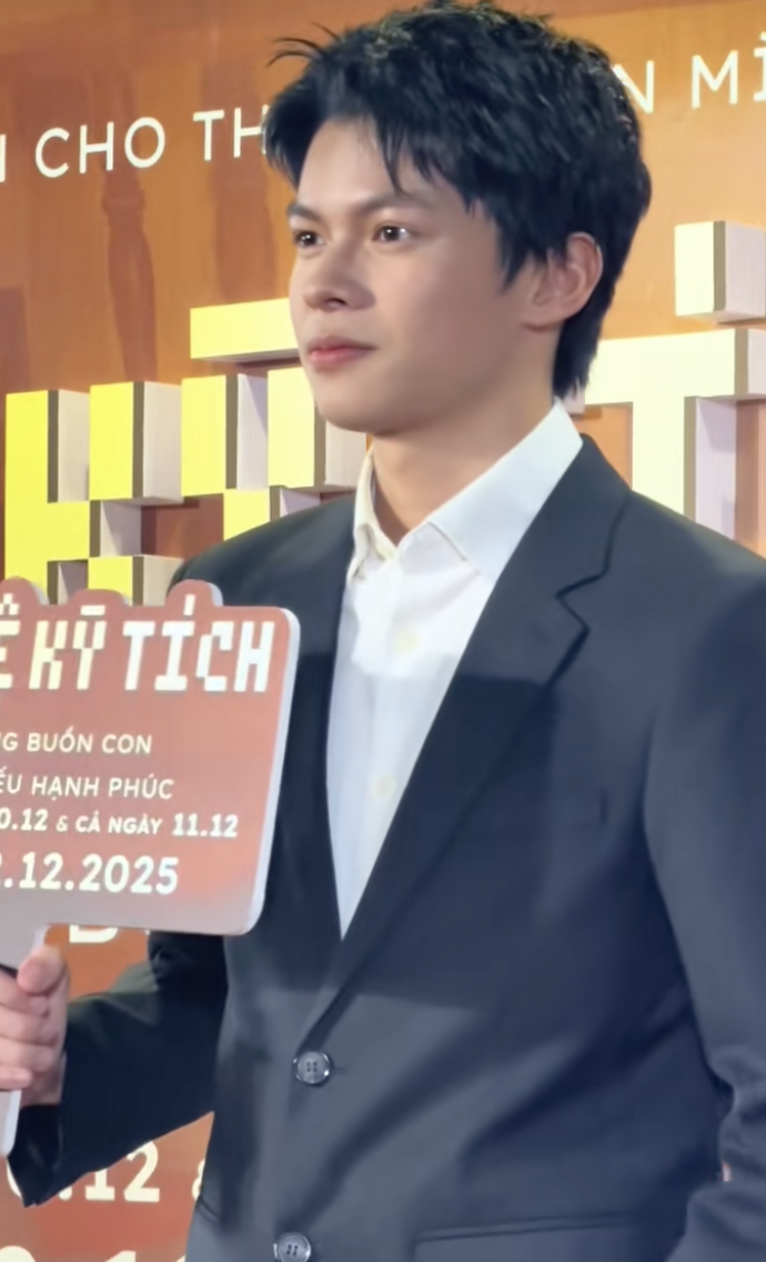 Con trai NSND Trần Lực gây sốt: “Ông cụ non” năm nào giờ hóa mỹ nam - Ảnh 3.