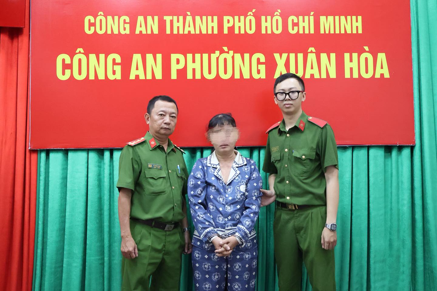 Sự thật phía sau sợi dây chuyền vàng được giấu trong bồn xả nước nhà vệ sinh - Ảnh 1.