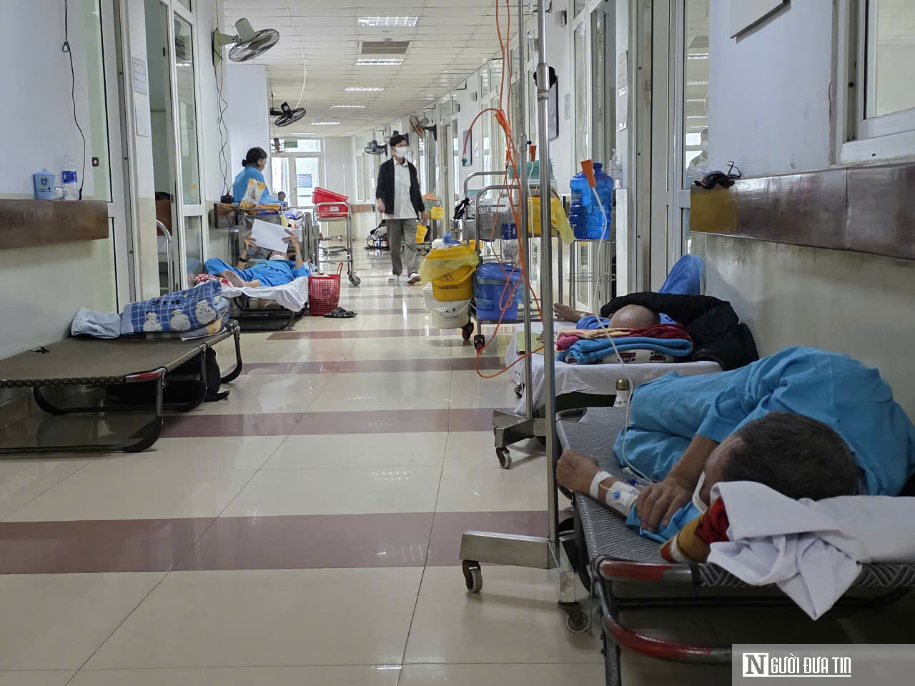 Bệnh viện Ung bướu Đà Nẵng quá tải: “Chỉ mong có thêm chỗ nằm, bớt cảnh chen chúc”- Ảnh 1. Bệnh viện Ung bướu Đà Nẵng quá tải: “Chỉ mong có thêm chỗ nằm, bớt cảnh chen chúc”- Ảnh 1.