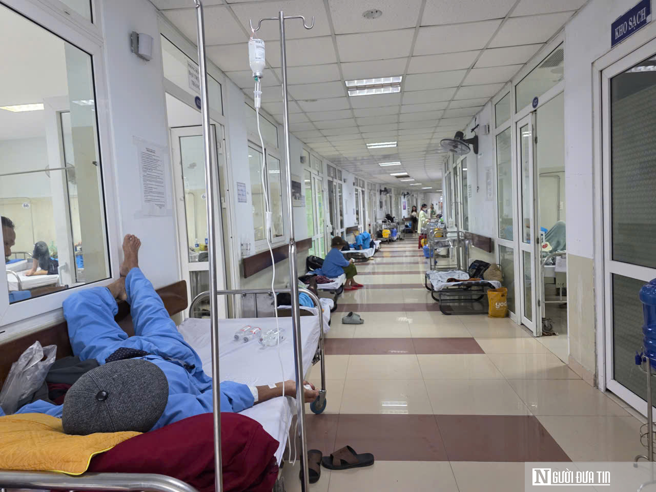 Bệnh viện Ung bướu Đà Nẵng quá tải: “Chỉ mong có thêm chỗ nằm, bớt cảnh chen chúc”- Ảnh 5. Bệnh viện Ung bướu Đà Nẵng quá tải: “Chỉ mong có thêm chỗ nằm, bớt cảnh chen chúc”- Ảnh 5.