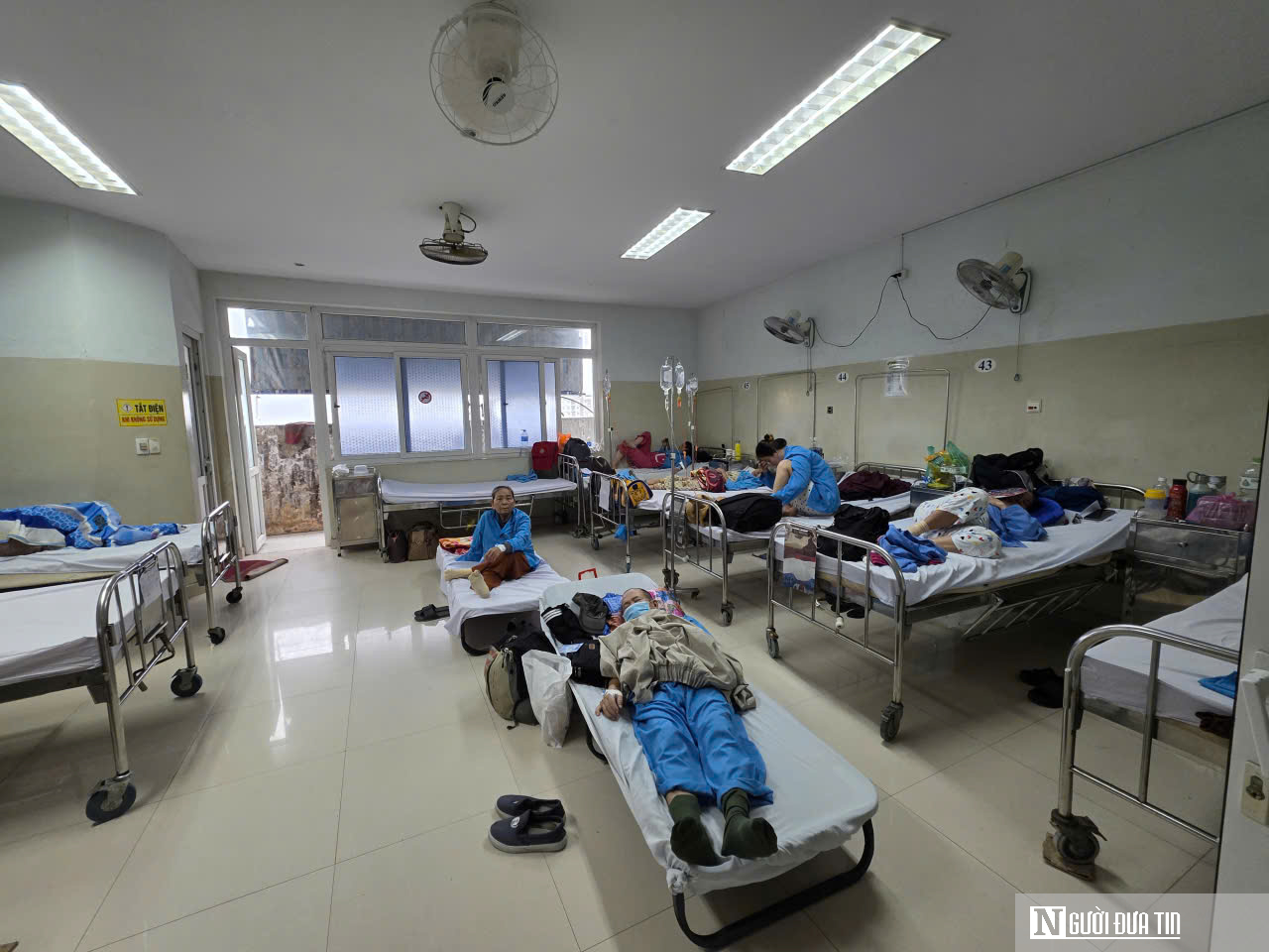 Bệnh viện Ung bướu Đà Nẵng quá tải: “Chỉ mong có thêm chỗ nằm, bớt cảnh chen chúc”- Ảnh 6. Bệnh viện Ung bướu Đà Nẵng quá tải: “Chỉ mong có thêm chỗ nằm, bớt cảnh chen chúc”- Ảnh 6.
