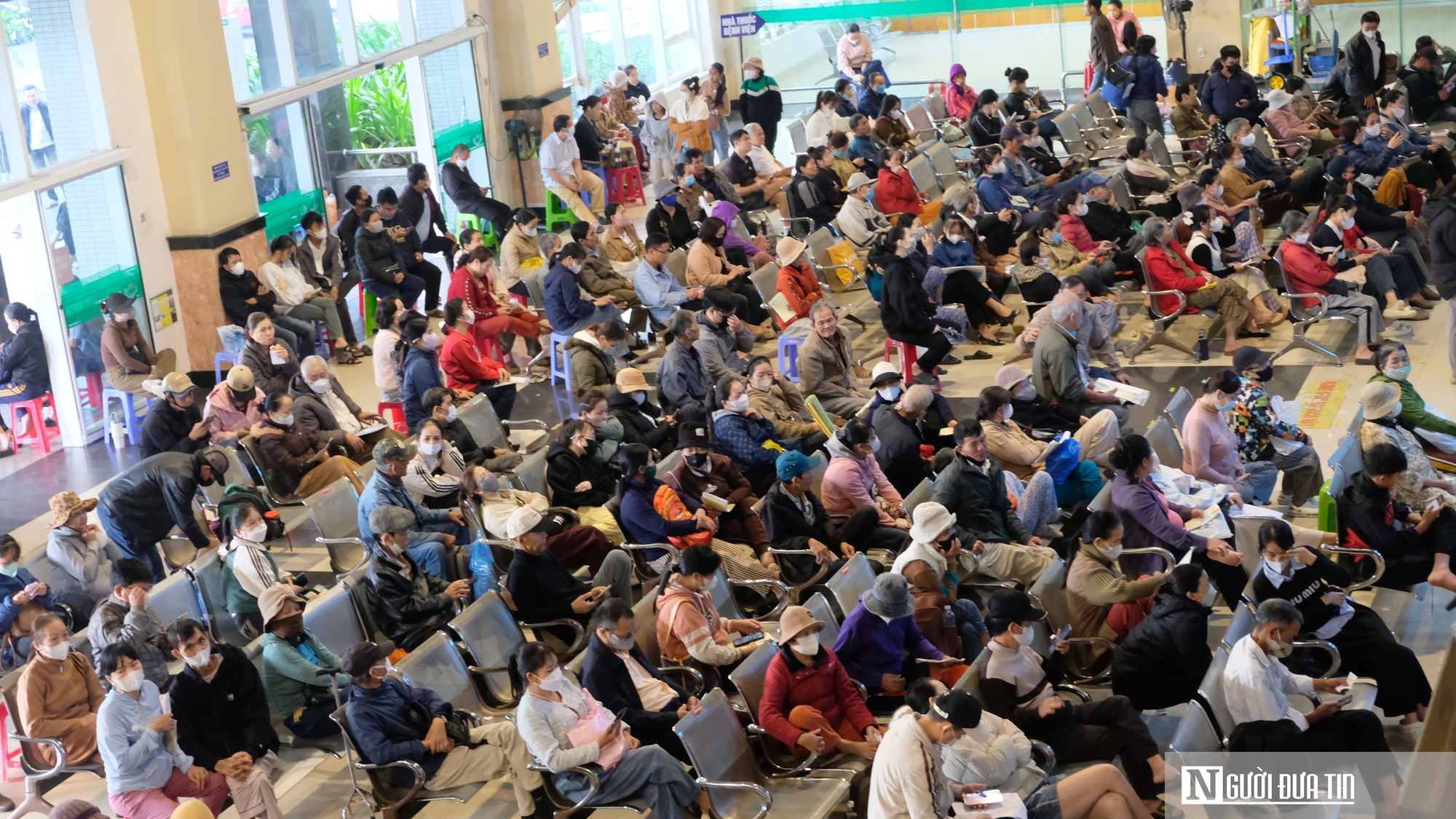 Bệnh viện Ung bướu Đà Nẵng quá tải: “Chỉ mong có thêm chỗ nằm, bớt cảnh chen chúc”- Ảnh 7. Bệnh viện Ung bướu Đà Nẵng quá tải: “Chỉ mong có thêm chỗ nằm, bớt cảnh chen chúc”- Ảnh 7.