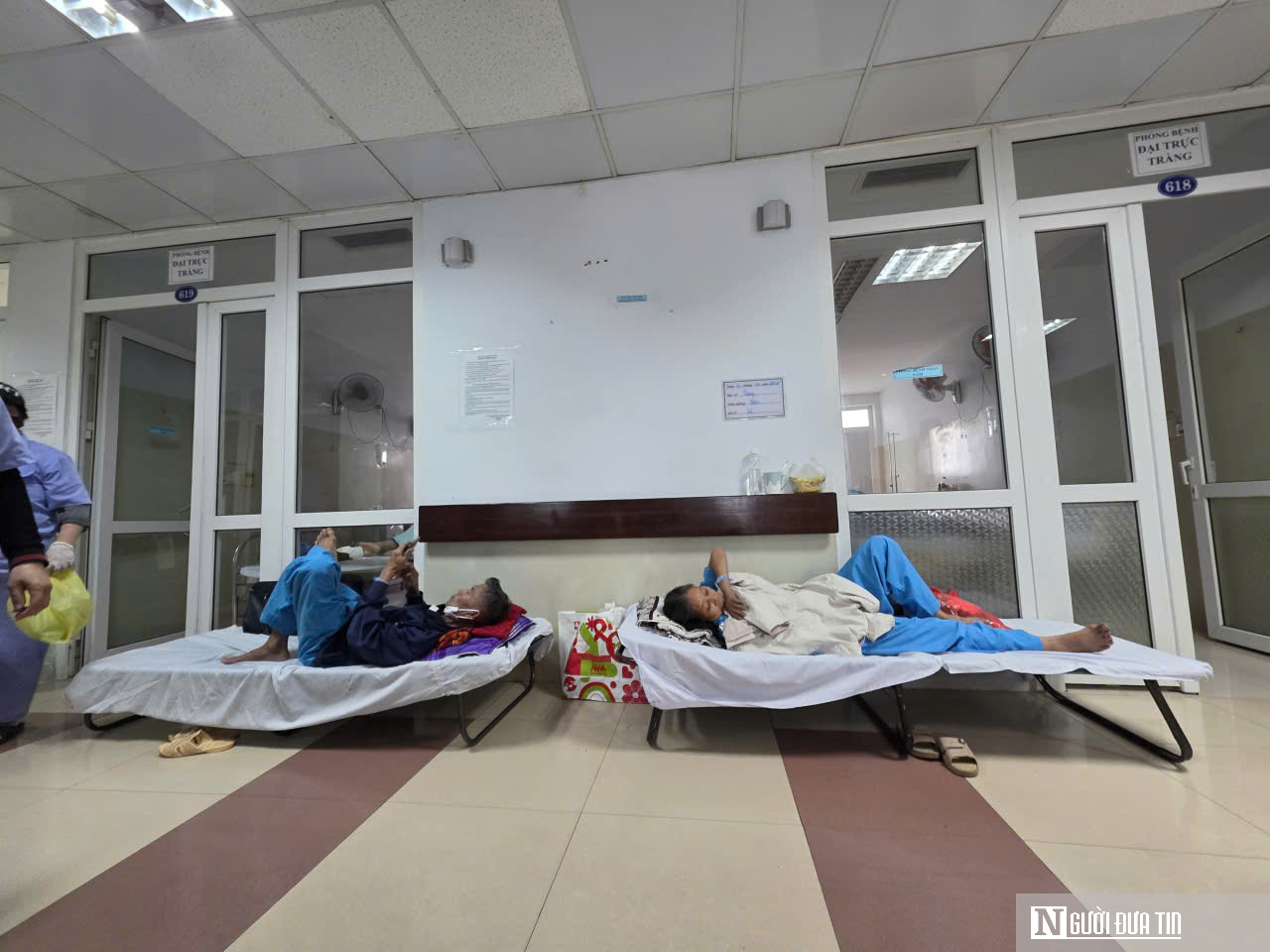 Bệnh viện Ung bướu Đà Nẵng quá tải: “Chỉ mong có thêm chỗ nằm, bớt cảnh chen chúc”- Ảnh 3. Bệnh viện Ung bướu Đà Nẵng quá tải: “Chỉ mong có thêm chỗ nằm, bớt cảnh chen chúc”- Ảnh 3.