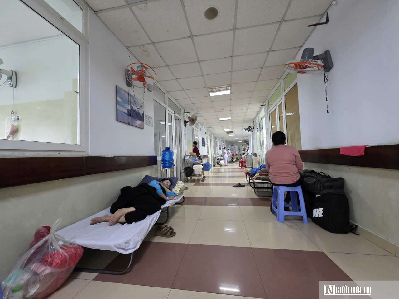 Bệnh viện Ung bướu Đà Nẵng quá tải: “Chỉ mong có thêm chỗ nằm, bớt cảnh chen chúc”- Ảnh 4. Bệnh viện Ung bướu Đà Nẵng quá tải: “Chỉ mong có thêm chỗ nằm, bớt cảnh chen chúc”- Ảnh 4.