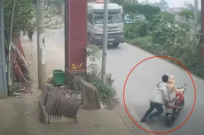 Người đàn ông đẩy CSGT ra trước đầu xe tải rồi bỏ chạy- Ảnh 1. Người đàn ông đẩy CSGT ra trước đầu xe tải rồi bỏ chạy- Ảnh 1.