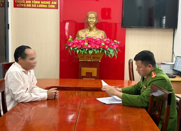 Hé lộ nguyên nhân người đàn ông hành hung tài xế xe buýt ở Nghệ An- Ảnh 1. Hé lộ nguyên nhân người đàn ông hành hung tài xế xe buýt ở Nghệ An- Ảnh 1.