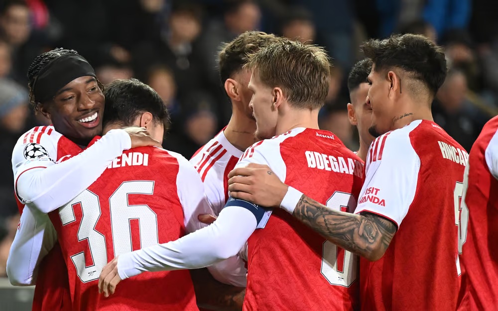 Khán giả ném ghế, phá sân khấu trong sự kiện có Messi tại Ấn Độ- Ảnh 3. Khán giả ném ghế, phá sân khấu trong sự kiện có Messi tại Ấn Độ- Ảnh 3.