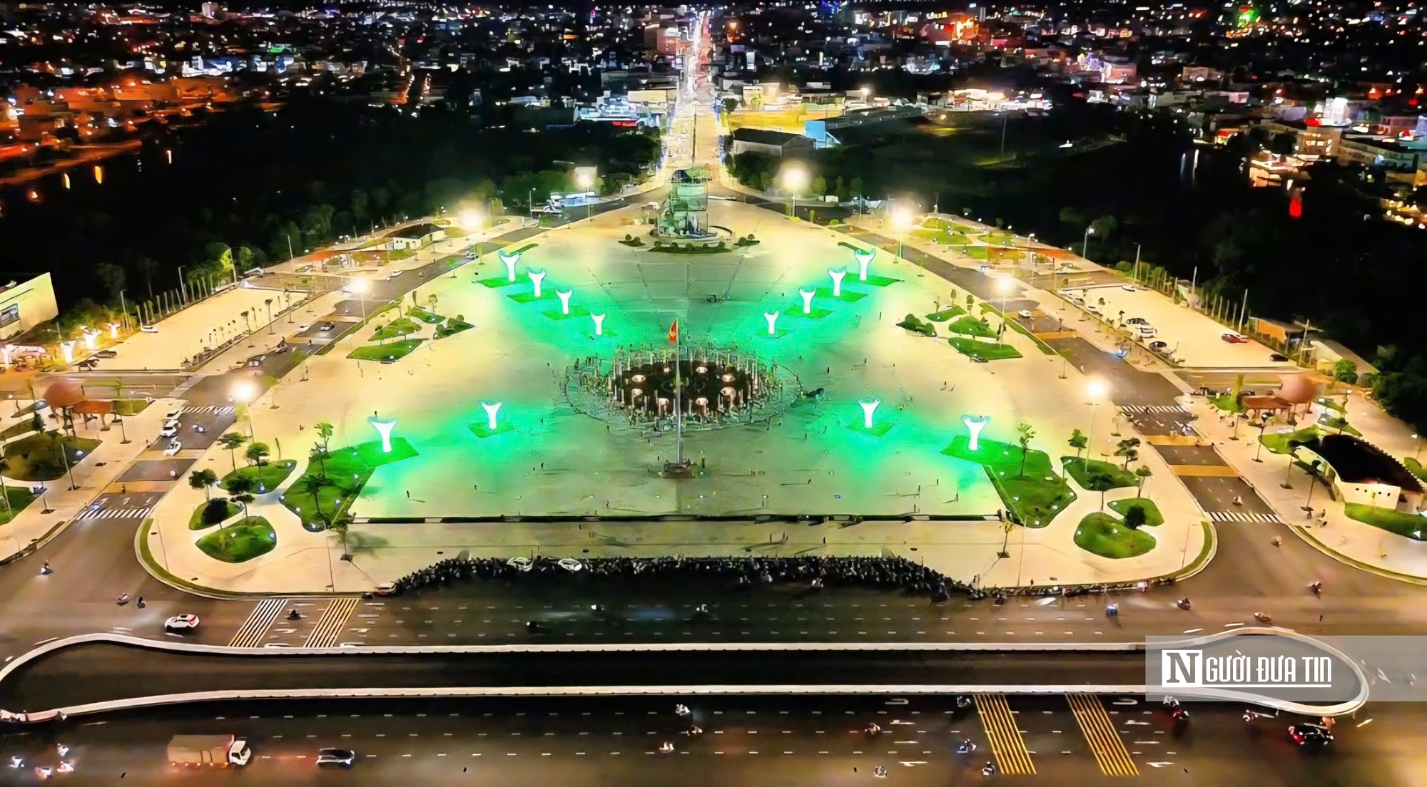 Chiêm ngưỡng con tôm hơn 20 tỷ đồng nổi bật giữa “trái tim” đô thị Cà Mau- Ảnh 1. Chiêm ngưỡng con tôm hơn 20 tỷ đồng nổi bật giữa “trái tim” đô thị Cà Mau- Ảnh 1.