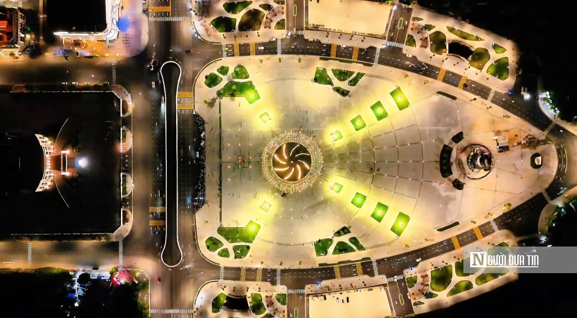 Chiêm ngưỡng con tôm hơn 20 tỷ đồng nổi bật giữa “trái tim” đô thị Cà Mau- Ảnh 5. Chiêm ngưỡng con tôm hơn 20 tỷ đồng nổi bật giữa “trái tim” đô thị Cà Mau- Ảnh 5.