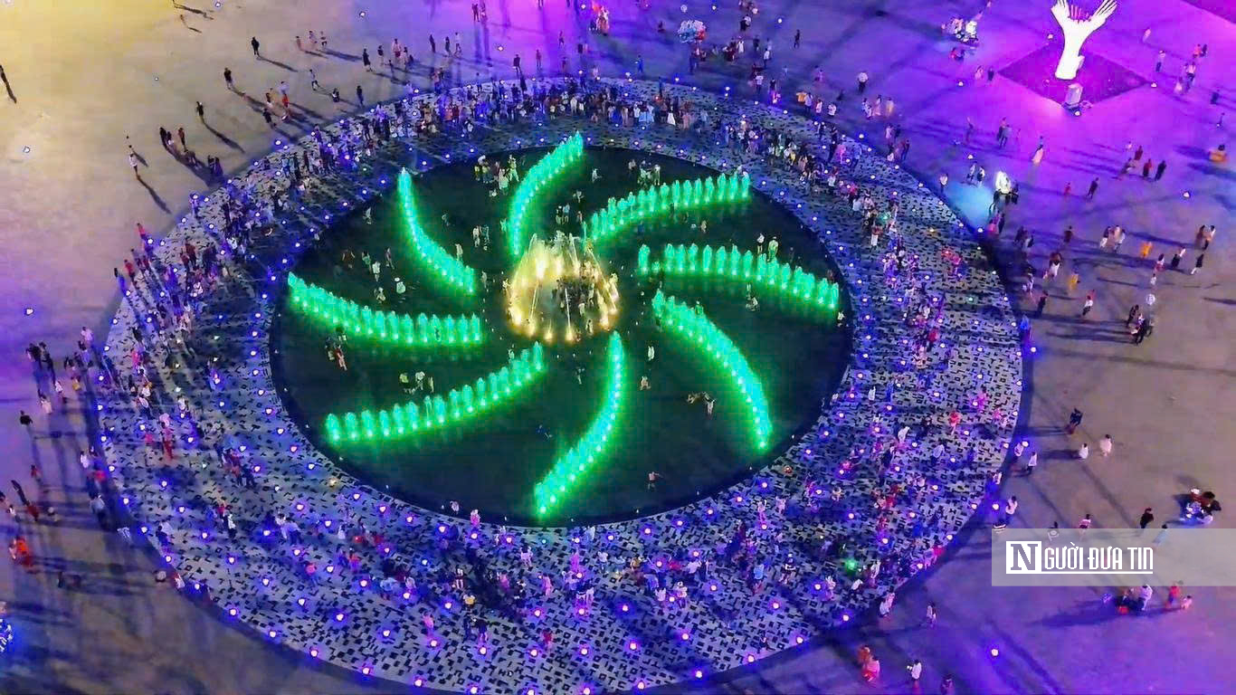 Chiêm ngưỡng con tôm hơn 20 tỷ đồng nổi bật giữa “trái tim” đô thị Cà Mau- Ảnh 6. Chiêm ngưỡng con tôm hơn 20 tỷ đồng nổi bật giữa “trái tim” đô thị Cà Mau- Ảnh 6.