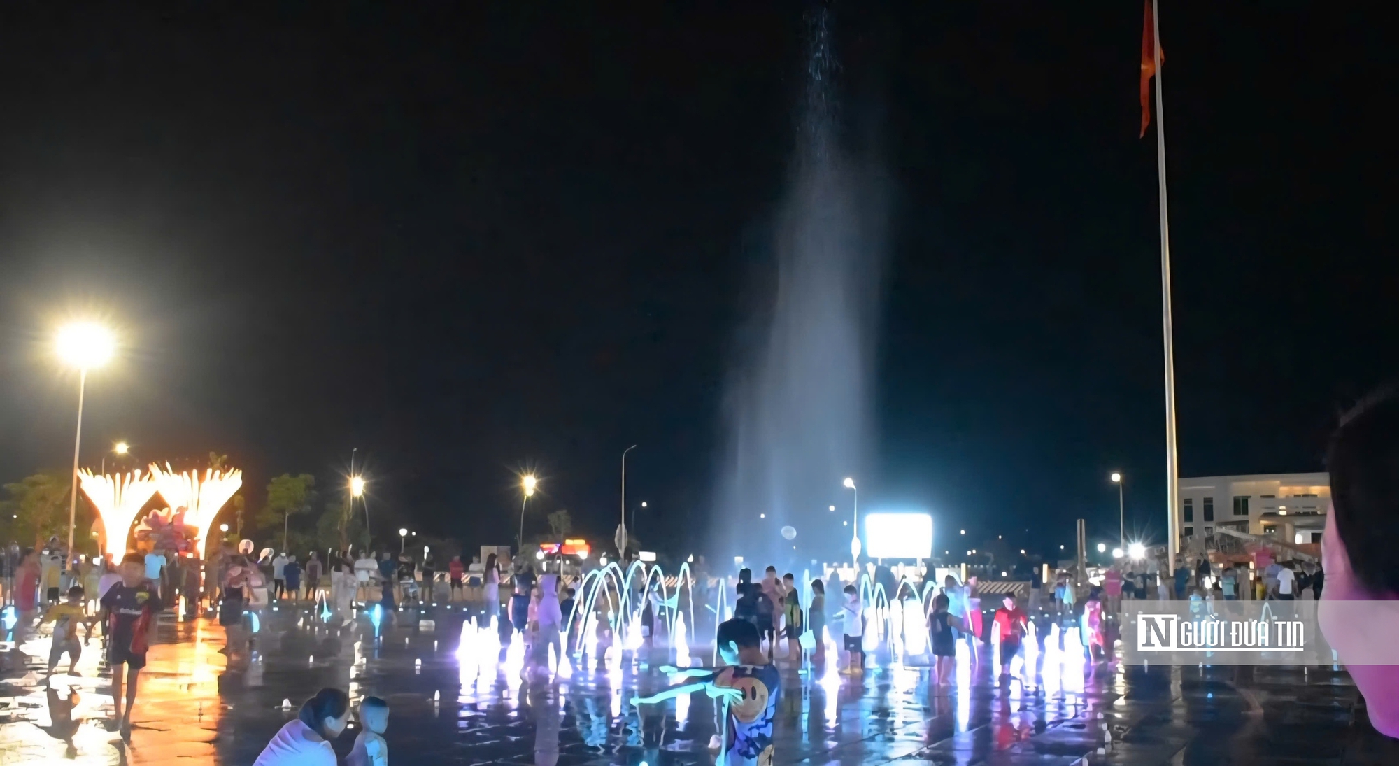 Chiêm ngưỡng con tôm hơn 20 tỷ đồng nổi bật giữa “trái tim” đô thị Cà Mau- Ảnh 8. Chiêm ngưỡng con tôm hơn 20 tỷ đồng nổi bật giữa “trái tim” đô thị Cà Mau- Ảnh 8.