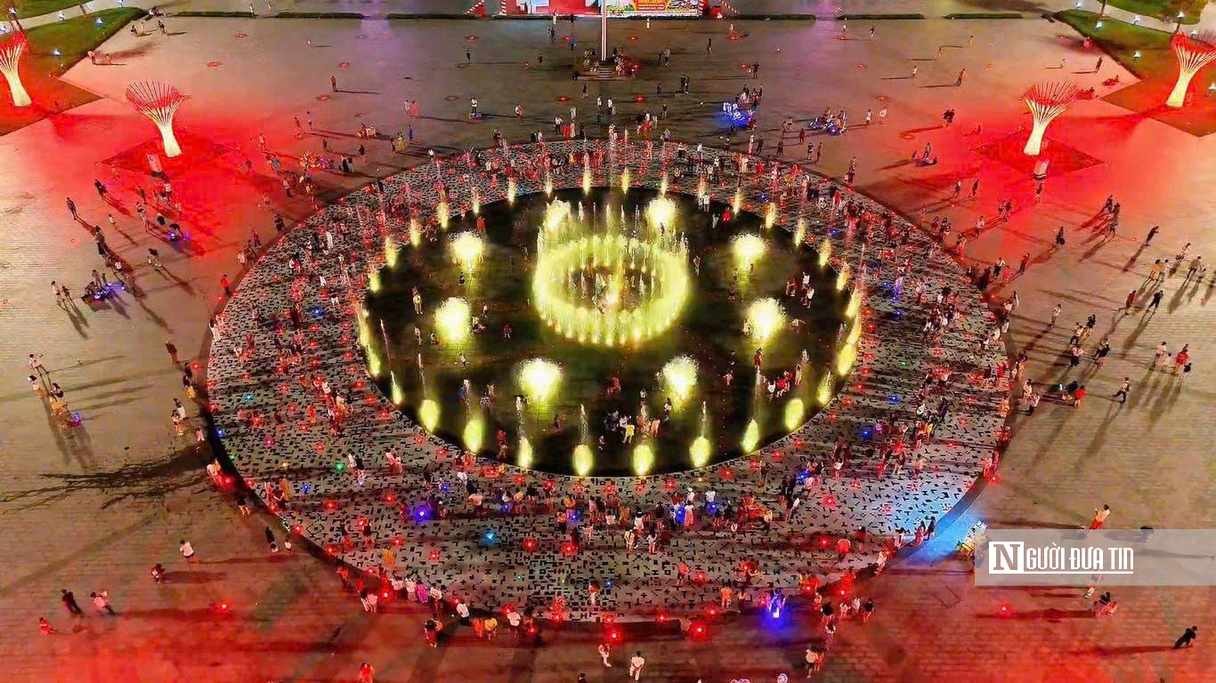 Chiêm ngưỡng con tôm hơn 20 tỷ đồng nổi bật giữa “trái tim” đô thị Cà Mau- Ảnh 9. Chiêm ngưỡng con tôm hơn 20 tỷ đồng nổi bật giữa “trái tim” đô thị Cà Mau- Ảnh 9.