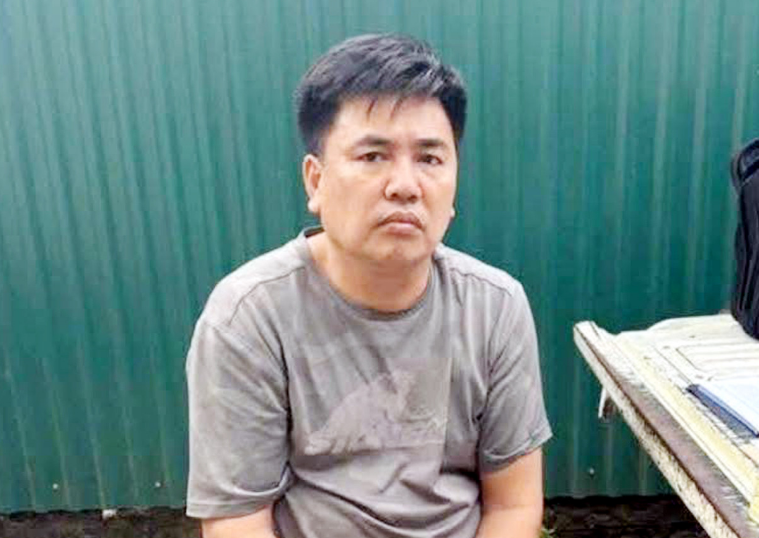 Vụ  người đàn ông đẩy cán bộ CSGT vào đầu xe tải rồi bỏ chạy: Tạm giữ hình sự đối tượng - Ảnh 1.