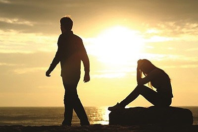 Buông chiếc ly vỡ xuống - Ảnh 1.