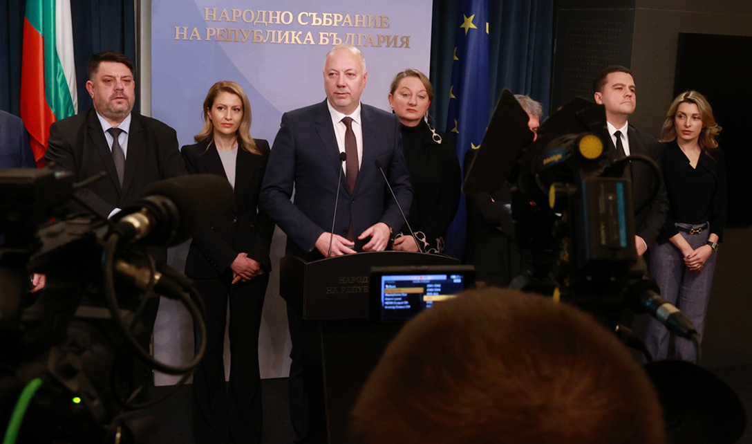 Chính phủ Bulgaria từ chức ngay trước khi bị bỏ phiếu bất tín nhiệm - Ảnh 1.