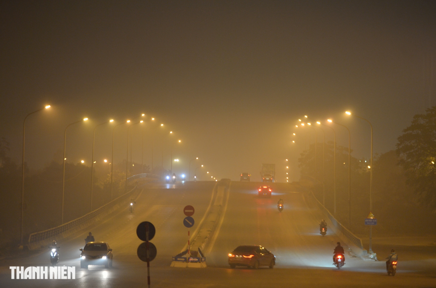 Hà Nội vẫn nghẹt thở vì ô nhiễm không khí, mưa nhỏ không giúp ích được nhiều - Ảnh 1.
