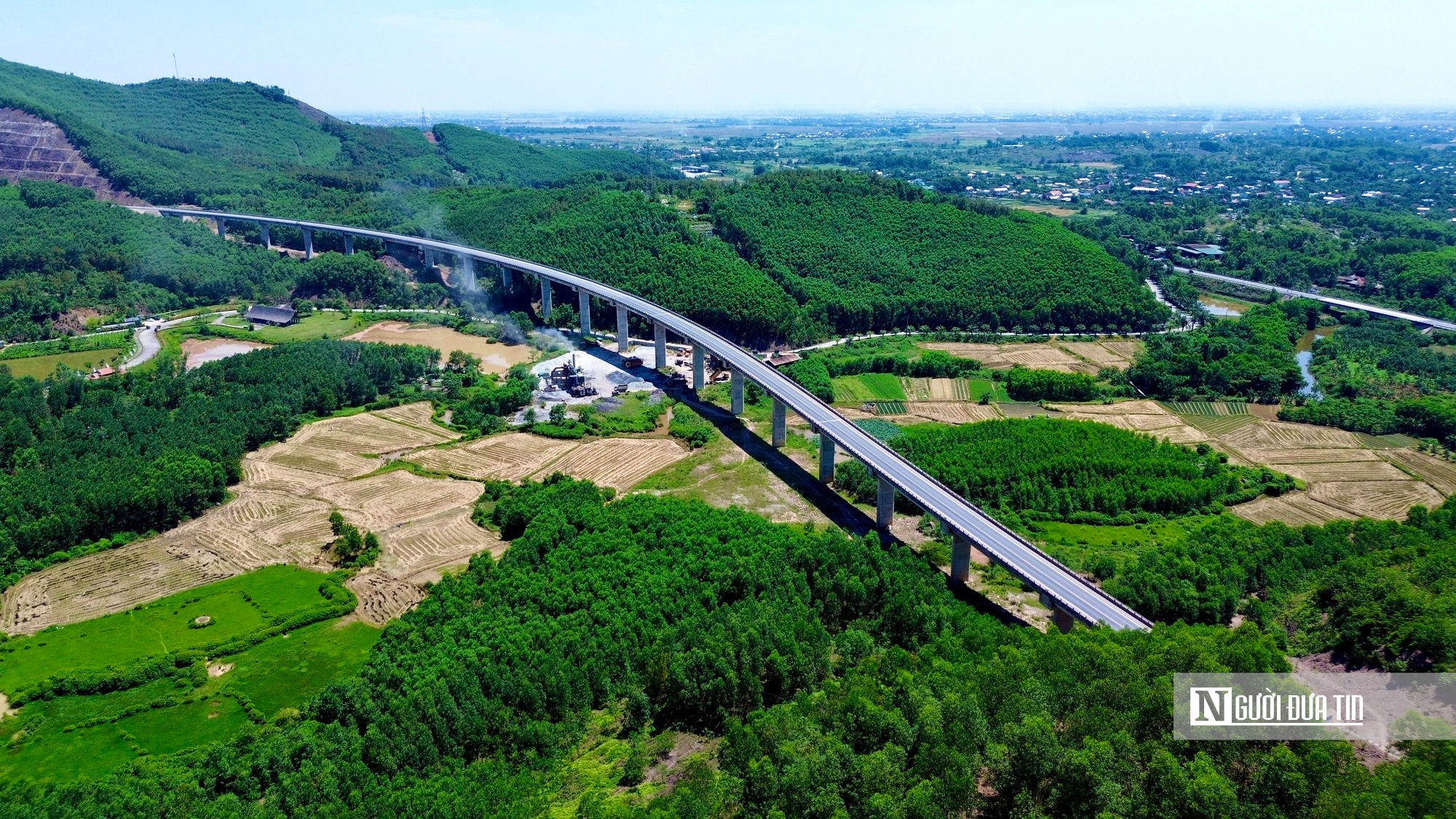 Cận cảnh cao tốc Cam Lộ - La Sơn trước ngày thi công mở rộng lên 4 làn xe - Ảnh 1.