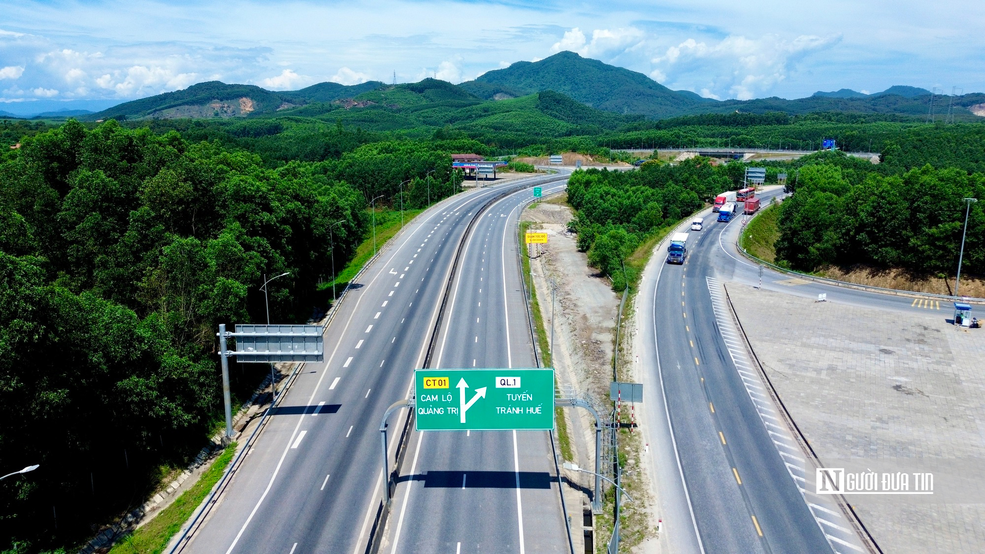 Cận cảnh cao tốc Cam Lộ - La Sơn trước ngày thi công mở rộng lên 4 làn xe - Ảnh 2.