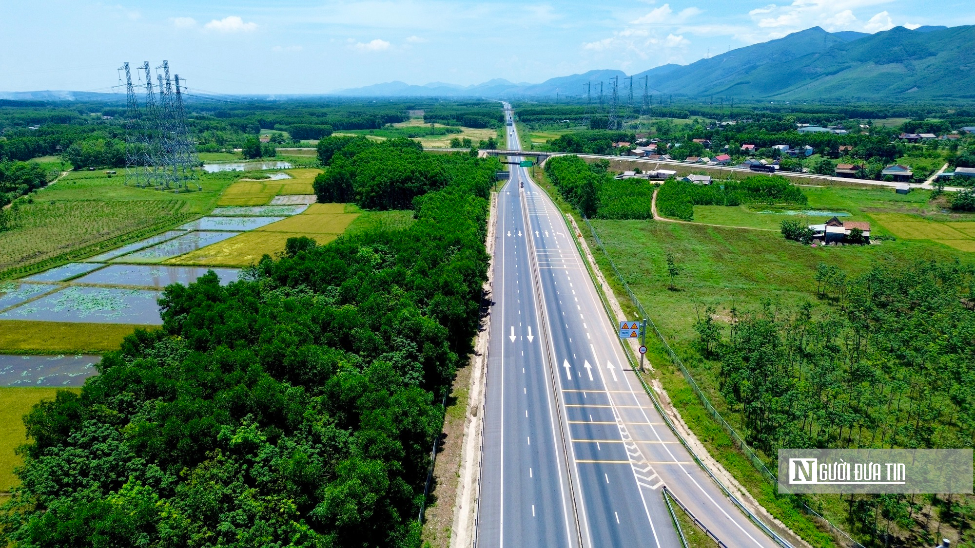 Cận cảnh cao tốc Cam Lộ - La Sơn trước ngày thi công mở rộng lên 4 làn xe - Ảnh 3.