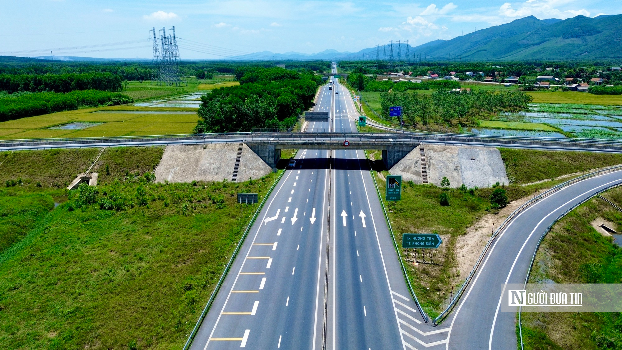 Cận cảnh cao tốc Cam Lộ - La Sơn trước ngày thi công mở rộng lên 4 làn xe - Ảnh 4.