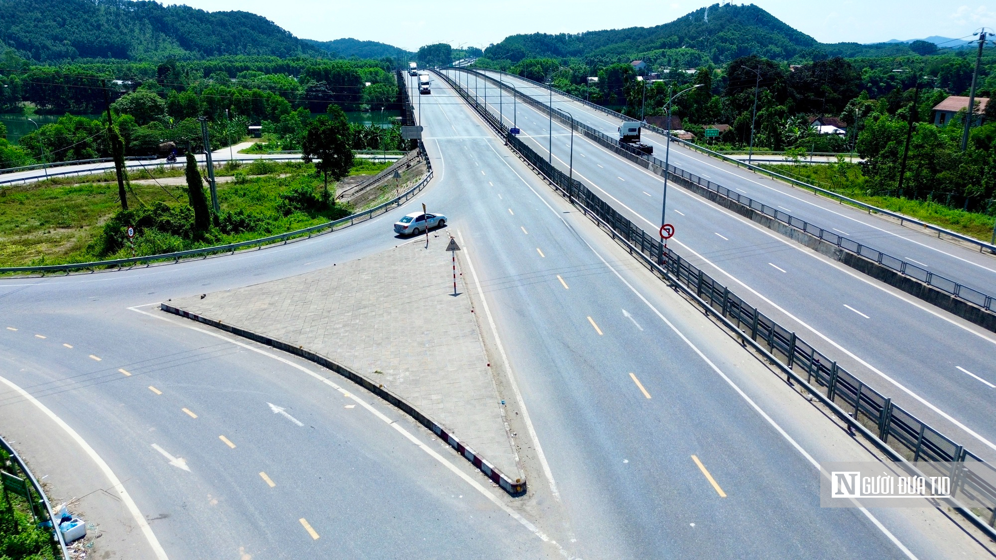 Cận cảnh cao tốc Cam Lộ - La Sơn trước ngày thi công mở rộng lên 4 làn xe - Ảnh 5.