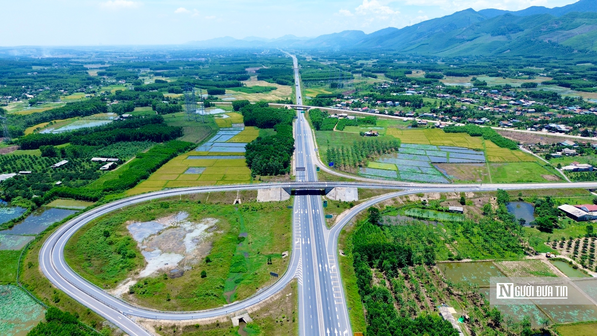 Cận cảnh cao tốc Cam Lộ - La Sơn trước ngày thi công mở rộng lên 4 làn xe - Ảnh 6.