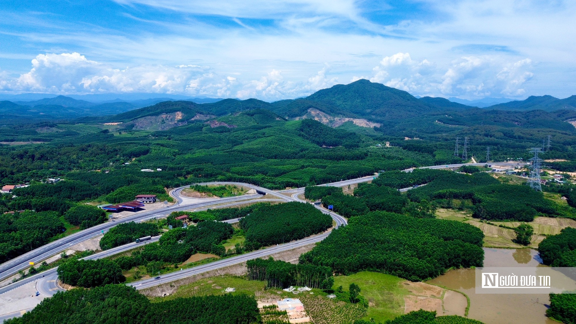 Cận cảnh cao tốc Cam Lộ - La Sơn trước ngày thi công mở rộng lên 4 làn xe - Ảnh 8.