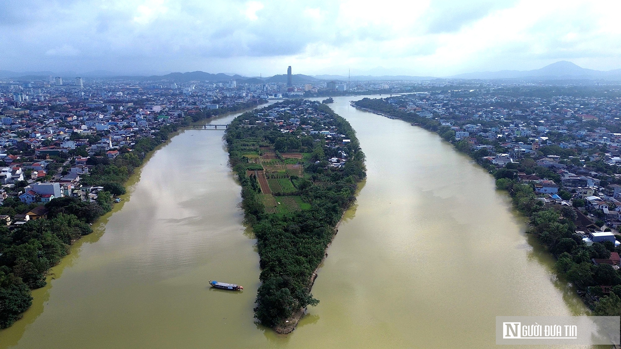 Ảnh: Vì sao “ốc đảo” hơn 1.000 hộ dân giữa lòng sông Hương cần một cây cầu? - Ảnh 1.
