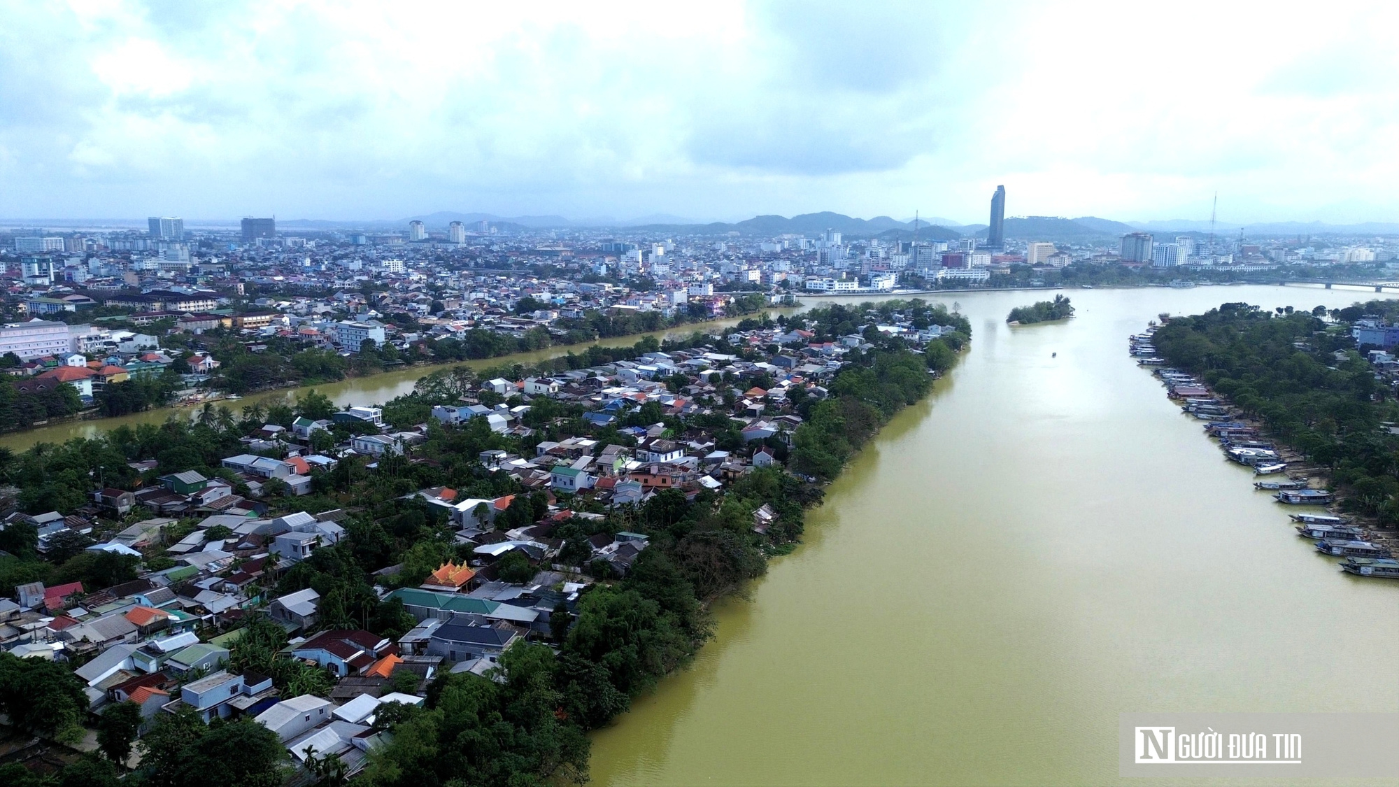 Ảnh: Vì sao “ốc đảo” hơn 1.000 hộ dân giữa lòng sông Hương cần một cây cầu? - Ảnh 2.