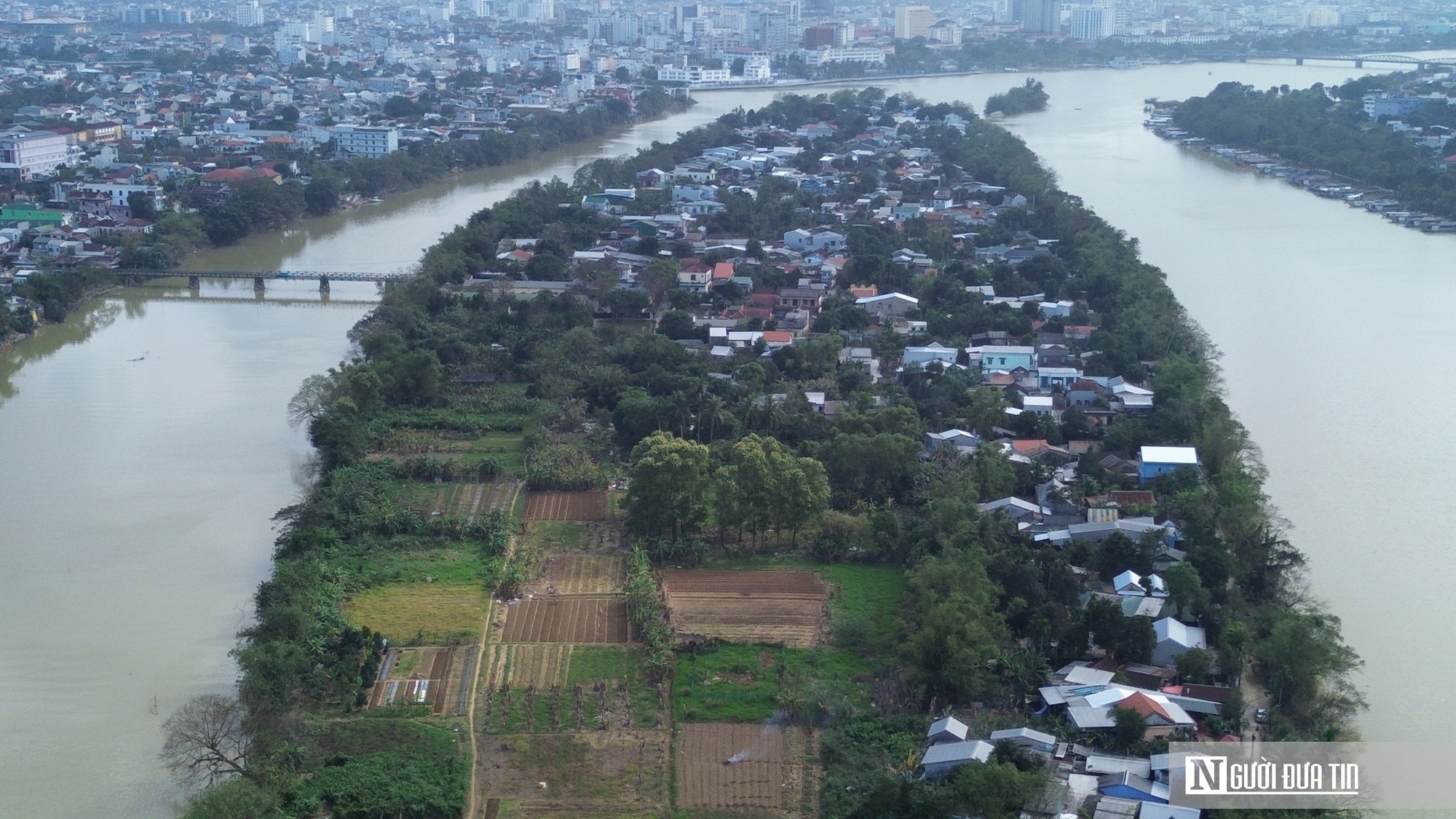 Ảnh: Vì sao “ốc đảo” hơn 1.000 hộ dân giữa lòng sông Hương cần một cây cầu? - Ảnh 3.