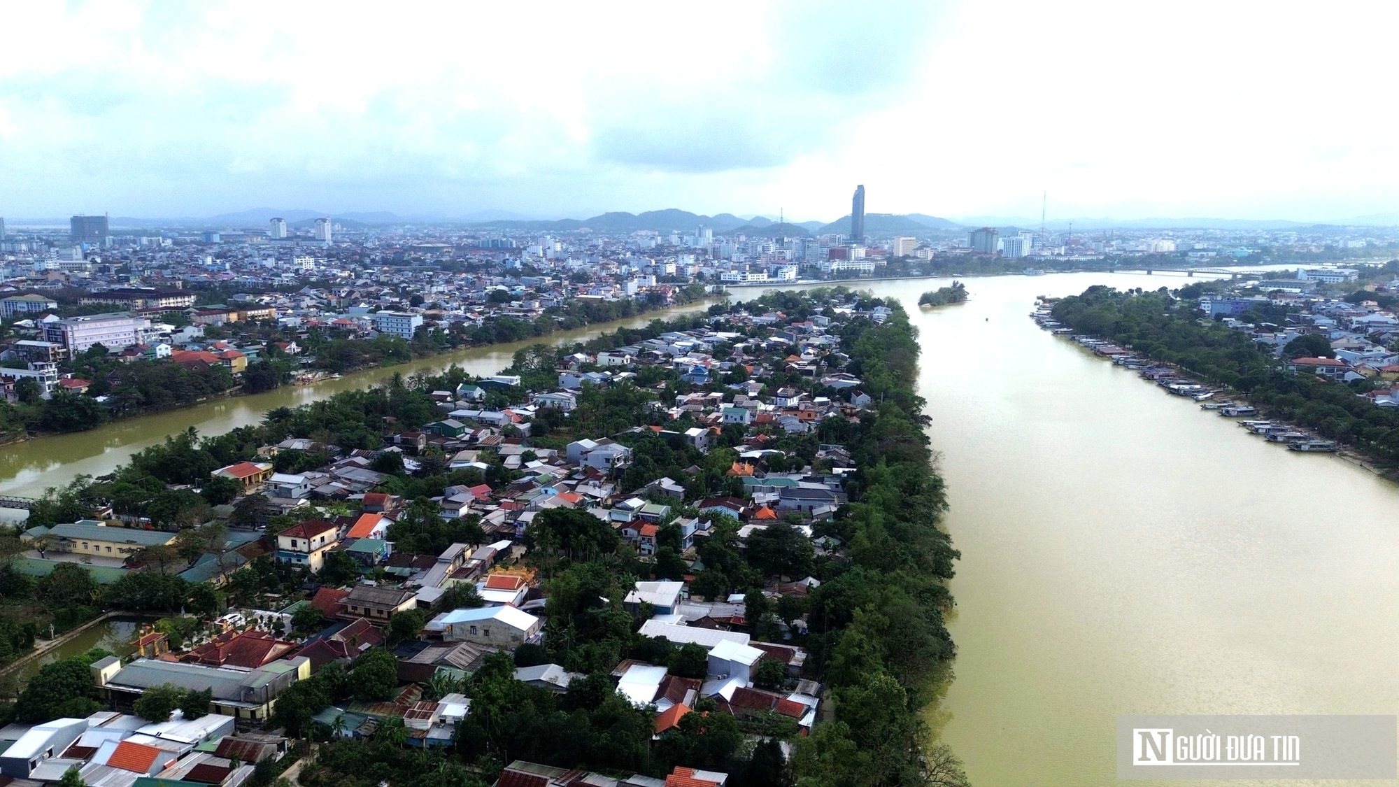 Ảnh: Vì sao “ốc đảo” hơn 1.000 hộ dân giữa lòng sông Hương cần một cây cầu? - Ảnh 10.