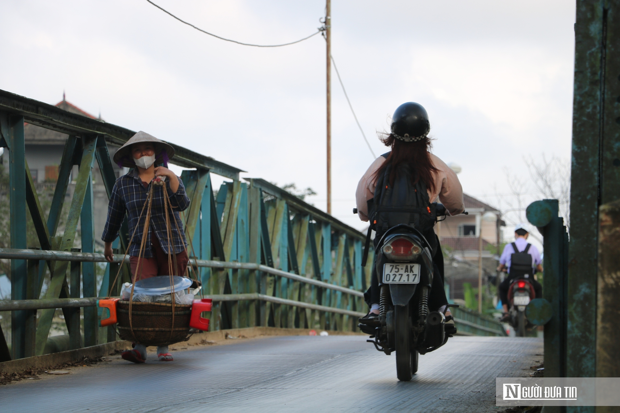 Ảnh: Vì sao “ốc đảo” hơn 1.000 hộ dân giữa lòng sông Hương cần một cây cầu? - Ảnh 11.