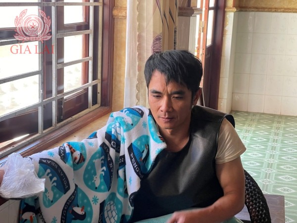 Bắt khẩn cấp đối tượng cưỡng hiếp cô gái ở bãi đất trống - Ảnh 1.