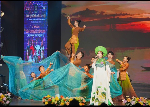 Nữ điều dưỡng chiến thắng Quán quân Đấu Trường Nhạc Việt 2025 ở tuổi ngoài 50- Ảnh 1. Nữ điều dưỡng chiến thắng Quán quân Đấu Trường Nhạc Việt 2025 ở tuổi ngoài 50- Ảnh 1.