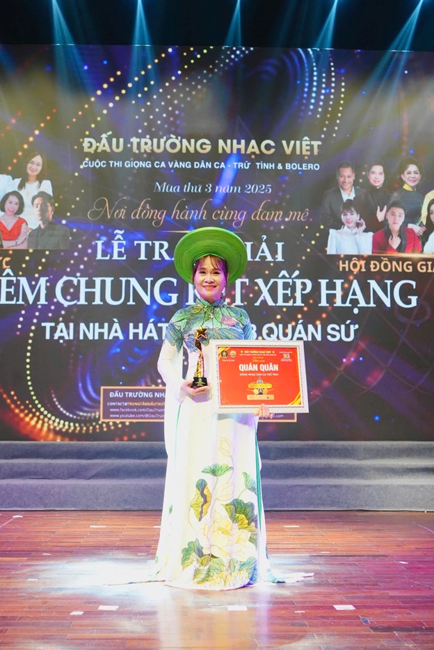 Nữ điều dưỡng chiến thắng Quán quân Đấu Trường Nhạc Việt 2025 ở tuổi ngoài 50- Ảnh 2. Nữ điều dưỡng chiến thắng Quán quân Đấu Trường Nhạc Việt 2025 ở tuổi ngoài 50- Ảnh 2.