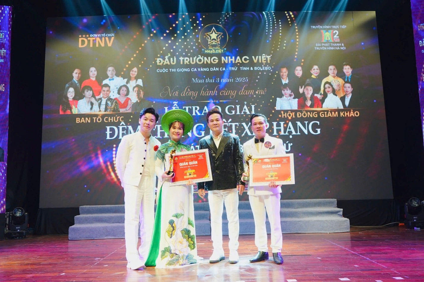 Nữ điều dưỡng chiến thắng Quán quân Đấu Trường Nhạc Việt 2025 ở tuổi ngoài 50- Ảnh 3. Nữ điều dưỡng chiến thắng Quán quân Đấu Trường Nhạc Việt 2025 ở tuổi ngoài 50- Ảnh 3.